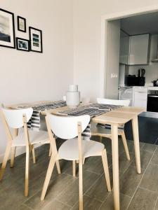 y cocina con mesa de comedor y sillas. en New apartment in San Juan Playa, Alicante en Alicante