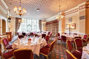 バーミンガムにあるBest Western Plough and Harrow Hotelのテーブルと椅子が備わる宴会場