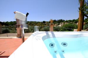 Bazén v ubytování Domus Hyblaea Resort nebo v jeho okolí
