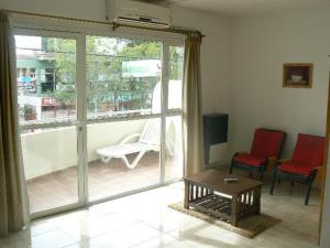 ein Wohnzimmer mit einer großen Glasschiebetür in der Unterkunft Departamentos Santa Monica in Puerto Madryn