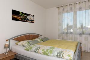 Schlafzimmer mit einem Bett und einem Fenster in der Unterkunft Ferienwohnung Bamberg in Bischberg
