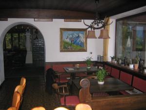 un ristorante con tavoli e sedie in una stanza di Panoramahotel Karwendelhof a Wallgau
