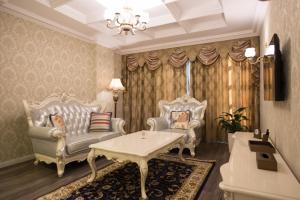 uma sala de estar com duas cadeiras e uma mesa em Hotel Britania em Tirana