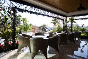 Hotel Britania في تيرانا: صف من الطاولات والكراسي في المطعم