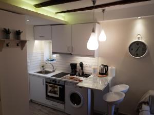 eine Küche mit Spüle und Waschmaschine in der Unterkunft The well in Korfu-Stadt