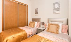 Posteľ alebo postele v izbe v ubytovaní Residential jardín del pintor - la casa amarilla + 37 fotografií