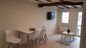 Telewizja i/lub zestaw kina domowego w obiekcie Apartamentos-Bermeo