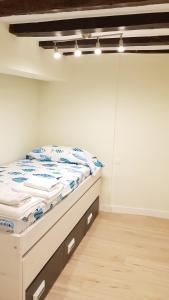 Łóżko lub łóżka w pokoju w obiekcie Apartamentos-Bermeo