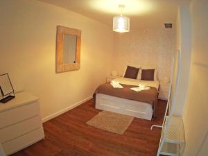 Uma cama ou camas num quarto em Fullest Apartments