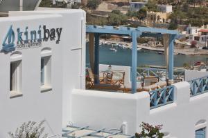 balcone di un hotel con vista sul porto di Kini Bay a Kinion