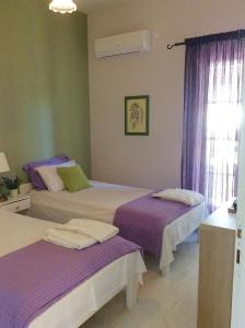 Postel nebo postele na pokoji v ubytování Kefalonia apartments - Marias studios - 2 bedroom apartment in orchard, Spartia