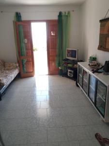 un soggiorno con porta e pavimento piastrellato di Li Tarabuzzi 34/a a Badesi