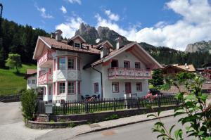 Villetta Giumella في بوتسا دي فاسّا: منزل به سياج امام جبل