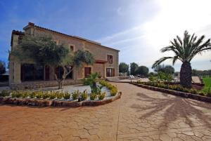 a building with a courtyard with trees and plants at Santa Maria in Alcudia