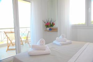 Letto o letti in una camera di Paliouri Sea Lounge by Luxlikehome