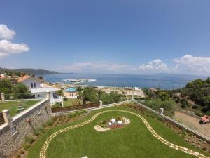 パリウリにある#Luxlikehome - Paliouri Sea Loungeの海を背景にした庭園の空中風景