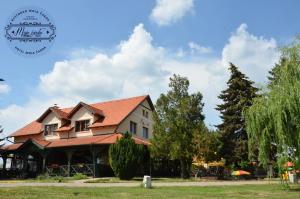 Vonkajšia záhrada v ubytovaní Hotel Moja Čarda