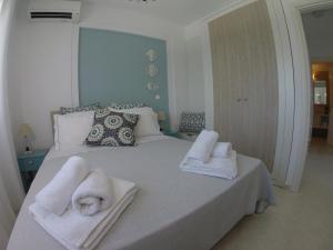 Tempat tidur dalam kamar di #Luxlikehome - Paliouri Sea Lounge