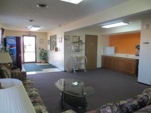 uma sala de estar com um sofá e uma mesa em Baxter Inn 4 Less em Baxter Springs