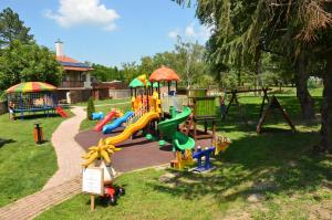 un parque con parque infantil con tobogán en Hotel Moja Čarda, en Temerin