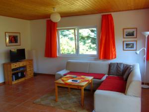 sala de estar con sofá y mesa en Ferienhaus Am Peenestrom en Quilitz