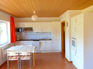 cocina con mesa y sillas en una habitación en Ferienhaus Am Peenestrom en Quilitz
