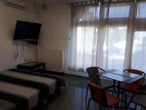 En eller flere senge i et værelse på Kertvárosi Apartman II