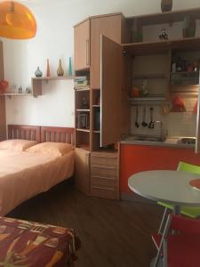 Kuchyňa alebo kuchynka v ubytovaní Doria Suites + 23 fotografií