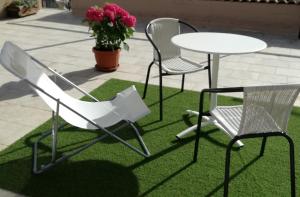 オヴィンドリにあるAntico Borgoの椅子2脚、テーブル1台、テーブル1台、椅子1脚
