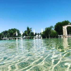 - Vistas al agua de la piscina en Tenuta Castelle, en Cutrofiano