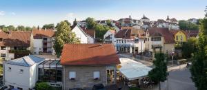 einen Blick über eine Stadt mit Häusern und einer Straße in der Unterkunft Bären in Hechingen