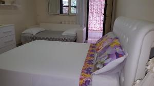 ポルト・チェザーレオにあるB&B Villa Fanizzaのソファ、ベッド1台、ベッドルーム1室が備わります。