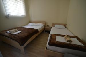 Ein Bett oder Betten in einem Zimmer der Unterkunft Apartmani MV