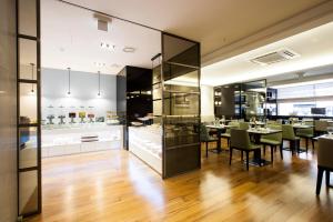 Kuchyň nebo kuchyňský kout v ubytování The Grand Hotel Myeongdong + 25 fotografií