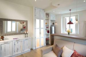 a living room with a couch and a kitchen at Apartment Florence with Love in Florence