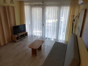 Televízia a/alebo spoločenská miestnosť v ubytovaní Jo-Jo's nyaralohaz