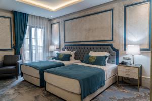 a hotel room with two beds and two lamps at Mirart Hotel Boutique & SPA Yalova in Yalova