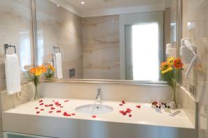 A bathroom at Mirart Hotel Boutique & SPA Yalova