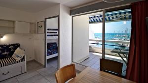 un salon avec vue sur l'océan dans l'établissement Residence Ulysse Port Camargue, au Grau-du-Roi
