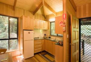 Nhà bếp/bếp nhỏ tại Springbrook Lyrebird Retreat