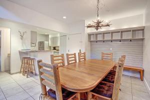 eine Küche und ein Esszimmer mit einem Holztisch und Stühlen in der Unterkunft Fp304 Foxpine Inn Condo in Copper Mountain