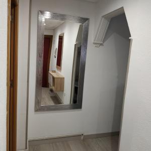 espejo en la pared de una habitación en apartamento Miñes en Zaragoza