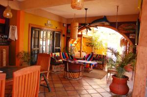 Leo's Baja Oasis في لاباز: غرفة معيشة مع كراسي وطاولة وغرفة مع طاولة وكراسي