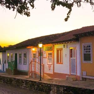 a small house with a street light in front of it at Hostel Rua Direita Pirenópolis in Pirenópolis