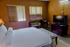 Tempat tidur dalam kamar di Clear Essence California Spa & Wellness Resort