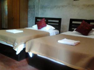 Postel nebo postele na pokoji v ubytování Tamarind Grand Resort Mae Sariang