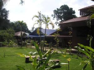 Zahrada ubytování Tamarind Grand Resort Mae Sariang