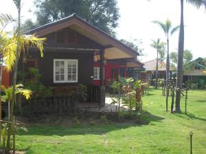 Zahrada ubytování Tamarind Grand Resort Mae Sariang
