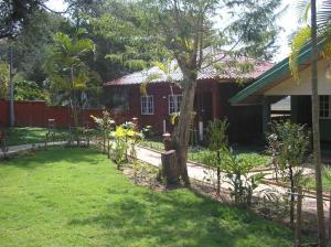 Zahrada ubytování Tamarind Grand Resort Mae Sariang