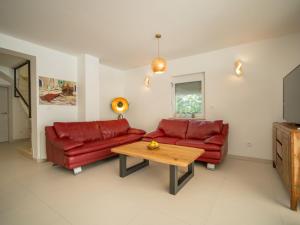 GostinjacにあるHoliday Home Ivana by Interhomeのリビングルーム(赤いソファ、コーヒーテーブル付)